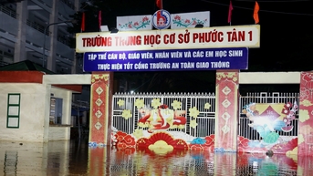 ទឹក​ជំនន់​ភ្លាមៗ​ពេល​យប់ សាលា​សម្រេច​បិទ​សិស្ស​ជិត ១.៥០០​នាក់។