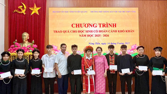 Hội Khuyến học tỉnh trao học bổng cho học sinh trường Phổ thông Dân tộc nội trú THPT tỉnh