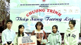 Lam Dong ផ្តល់អាហារូបករណ៍ជិត ១ពាន់លានដុង ក្នុងកម្មវិធី "បំភ្លឺអនាគត" ដល់សិស្សថ្មីកំព្រា ៤ នាក់