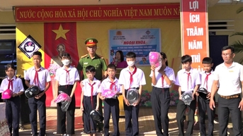 Công an xã Thăng Điền tuyên truyền pháp luật cho học sinh