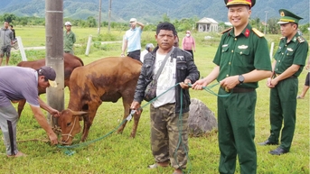 Trao sinh kế cho bà con vùng biên
