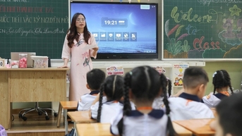Tran Luu Quang 씨는 학생들이 토요일에 학교에 갔다는 내용의 메시지 12개를 받았습니다.