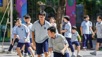 Loay hoay giữa phí câu lạc bộ và bài toán đón con