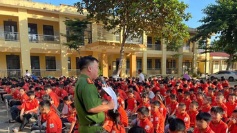 ថន ថង ឃោសនា​ច្បាប់​ដល់​ប្រជាពលរដ្ឋ​ជាង ៥០០​នាក់។