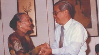 Meritorious Artist Huu Chau - អនុស្សាវរីយ៍លើឆាក និងជីវិត៖ រីករាយថ្ងៃជាមួយលោកស្រី បាយ ណាំ