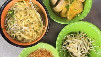 Nồi nước lèo thơm và hương vị cay nồng mì gà xá kén trong hẻm nhỏ cư xá Phú Bình