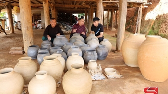 Lưu giữ nghề làm gốm Mường Chanh