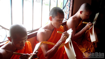 Các nhà sư Khmer vùng Bảy Núi nỗ lực bảo tồn kinh lá buông