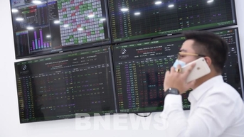 VN-Index tiến gần đến mốc 1.700 điểm