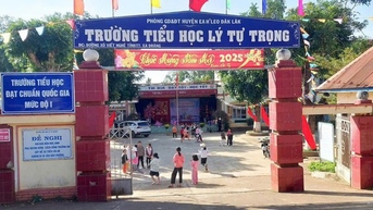 Xử lý trách nhiệm vụ trường buộc học sinh mặc 3 loại đồng phục trong tuần