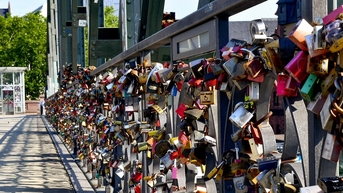 Ngắm cây cầu 156 tuổi 'nặng trĩu' ổ khóa tình yêu