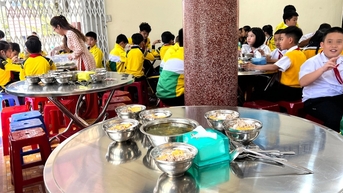 អាហារ​នៅ​សាលា​ដែល​គេ​ចោទ​ថា​មិន​មាន​សុវត្ថិភាព៖ ចុងភៅ​ដែល​ចោទ​ប្រកាន់​ពួក​គេ​បាន​លា​ឈប់​ពី​ការងារ