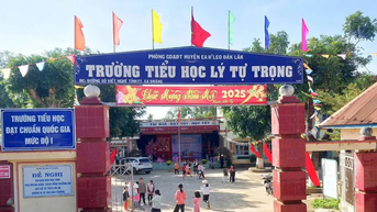 សាលារៀនភ្លាមៗ 'វិលជុំវិញ' បន្ទាប់ពីសំណើឱ្យសិស្សស្លៀកពាក់ឯកសណ្ឋានចំនួន 3 ក្នុងមួយសប្តាហ៍