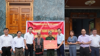 ឃុំ Tay Giang ប្រគល់ផ្ទះដឹងគុណដល់គ្រួសារដែលមានគុណូបការៈ