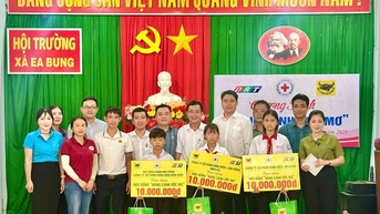 Trao học bổng “Nâng cánh ước mơ” tại xã Ea Bung