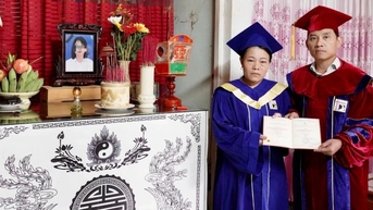 Người mẹ mắt đỏ hoe thay con gái nhận bằng tốt nghiệp… trước di ảnh