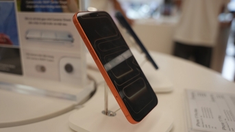 មនុស្ស​ជា​ច្រើន​នឹង​រិះ​គន់​ iPhone ដែល​មាន​កាមេរ៉ា​លំហ​ "លក់​អស់" នៅ​ថ្ងៃ​ដំបូង​នៃ​ការ​លក់