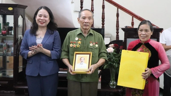 Phó Chủ tịch nước Võ Thị Ánh Xuân thăm, tặng quà gia đình người có công với cách mạng tại Điện Biên