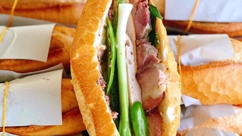 Cảnh tượng kinh ngạc trong hàng bánh mì Việt ở châu Phi