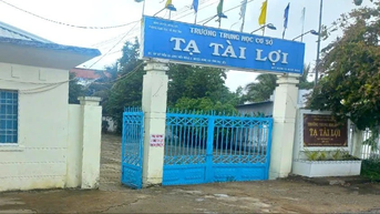 អនុវិទ្យាល័យ​នៅ Ca Mau រង​ការ​ចោទ​ប្រកាន់​ពី​បទ​ប្រមូល​ថ្លៃ​បង្រៀន​ដោយ​ខុស​ច្បាប់​ពី​សិស្ស