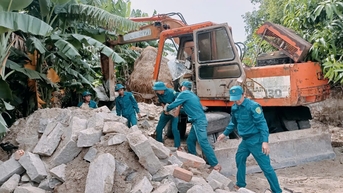 Giúp dân tháo dỡ nhà, bàn giao mặt bằng thi công quốc lộ 14E