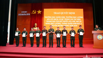 មន្ទីរពេទ្យភ្លើងជាតិ Le Huu Trac ផ្តល់រង្វាន់ថ្នាក់យោធា និងប្រាក់បៀវត្សរ៍