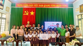 Trao tặng phòng tin học cho học sinh đồng bào dân tộc thiểu số