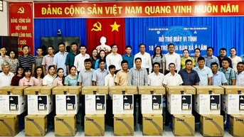 Công ty TNHH Liên doanh Antraco hỗ trợ 18 bộ máy vi tính cho ban ấp xã Ô Lâm
