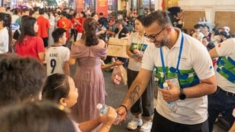 CEO Pharmacity trực tiếp trao từng chai nước đến người dân trong đêm đại lễ Quốc khánh