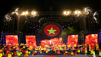 ទីក្រុង Can Tho៖ មនុស្ស​រាប់​ពាន់​នាក់​បាន​ចូល​រួម​ក្នុង​កម្មវិធី​សិល្បៈ "ពាក្យ​ទ្រង់​បន្ទរ​ជា​រៀង​រហូត​លើ​ភ្នំ និង​ទន្លេ"