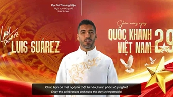 Luis Suarez mặc áo dài, chúc mừng Quốc khánh Việt Nam