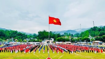 라이쩌우: 국경일 80주년 기념 엄숙한 국기 게양식 및 경례식 9월 2일