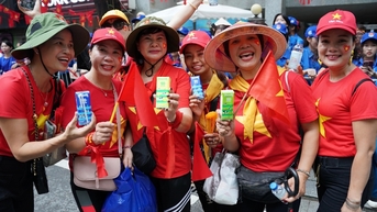 Vinamilk ផ្តល់អាហារូបត្ថម្ភដល់កងកម្លាំងដង្ហែរក្បួន និងប្រជាពលរដ្ឋចូលរួមអបអរសាទរទិវាជាតិលើកទី៨០