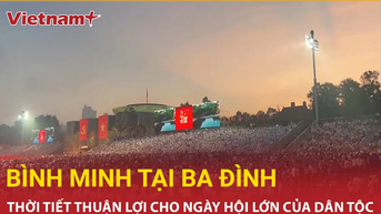 ថ្ងៃរះដ៏ស្រស់ស្អាតនៅទីលាន Ba Dinh បើកពិធីបុណ្យជាតិដ៏អស្ចារ្យ