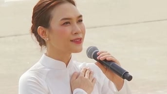 Khoảnh khắc Mỹ Tâm đặt tay lên ngực áo, hát về Tổ quốc ở đại lễ 2/9 gây sốt