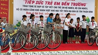 Linh Tý – Bích Trâm cùng các nhà hảo tâm trao 35 xe đạp cho học sinh nghèo tại Đồng Tháp