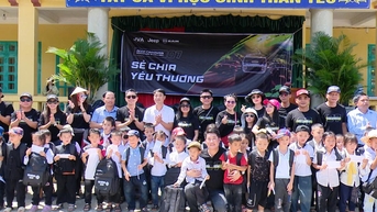 Đoàn thiện nguyện Jeeper tặng quà, chia sẻ khó khăn với học sinh xã Lâm Bình