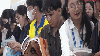 VIDEO: Tân sinh viên "bội thu" vì nhận được giáo trình miễn phí