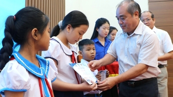 Trao học bổng Thắp sáng ước mơ cho học sinh nghèo tại Quảng Ngãi
