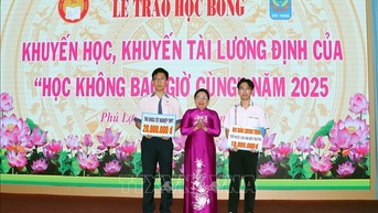 ប្រគល់អាហារូបករណ៍ Luong Dinh Cua ជាង 1,000 ដល់សិស្ស