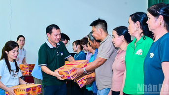 [Ảnh] Công đoàn Báo Nhân Dân san sẻ khó khăn với người dân gặp thiên tai tại Thái Nguyên