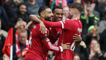 Liverpool cho Arsenal 'hít khói' trong cuộc đua vô địch