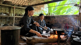 ម្ហូបពិសេស 'មាសខ្មៅ ខ្យងភ្នំ' នៅលើថាសបុណ្យនៅក្នុងភូមិពិសេសមួយនៅ Thai Nguyen