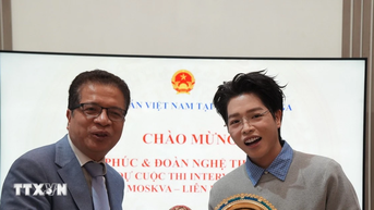 인터비전 2025 경연대회: 가수 Duc Phuc, 관객의 감정에 감동을 선사하다