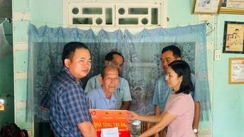 ការ​ជូន​អំណោយ​ដើម្បី​បង្ហាញ​ពី​ការ​ដឹង​គុណ​ចំពោះ​ប្រជាជន​ដែល​មាន​សេវា​បុណ្យ​នៅ​ឃុំ​ត្រាលៀន