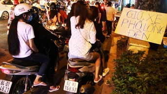 Công khai "chặt chém" ở phố lồng đèn