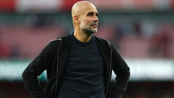 Pep Guardiola gây sửng sốt với màn 'cưỡng hôn' trọng tài
