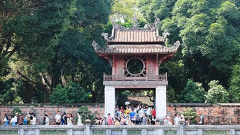 Khai mạc trưng bày tranh 'Dân Tộc Tự Hào' tại Di tích quốc gia đặc biệt Văn Miếu - Quốc Tử Giám