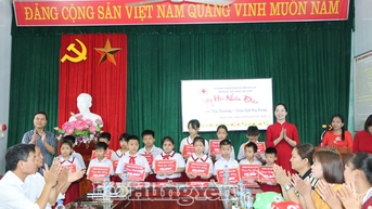 Trường Tiểu học An Vinh: Trao quà và học bổng cho học sinh