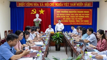 អនុរដ្ឋមន្ត្រីក្រសួងយុត្តិធម៌ ធ្វើការជាមួយគណៈកម្មាធិការប្រជាជនឃុំចូវថាញ់ ដើម្បីលុបបំបាត់ការលំបាកក្នុងការងារតុលាការ និងអត្រានុកូលដ្ឋាន